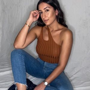 One shoulder crop top